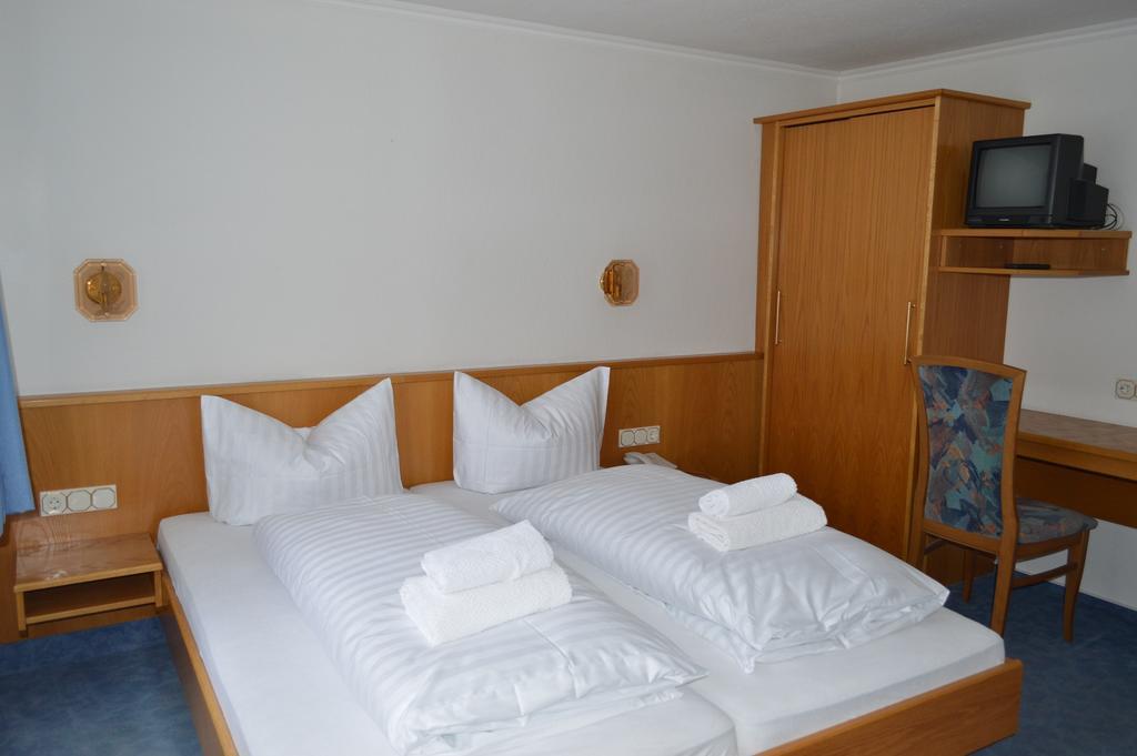 Gasthof Hotel Loewen Бад Бухау Стая снимка